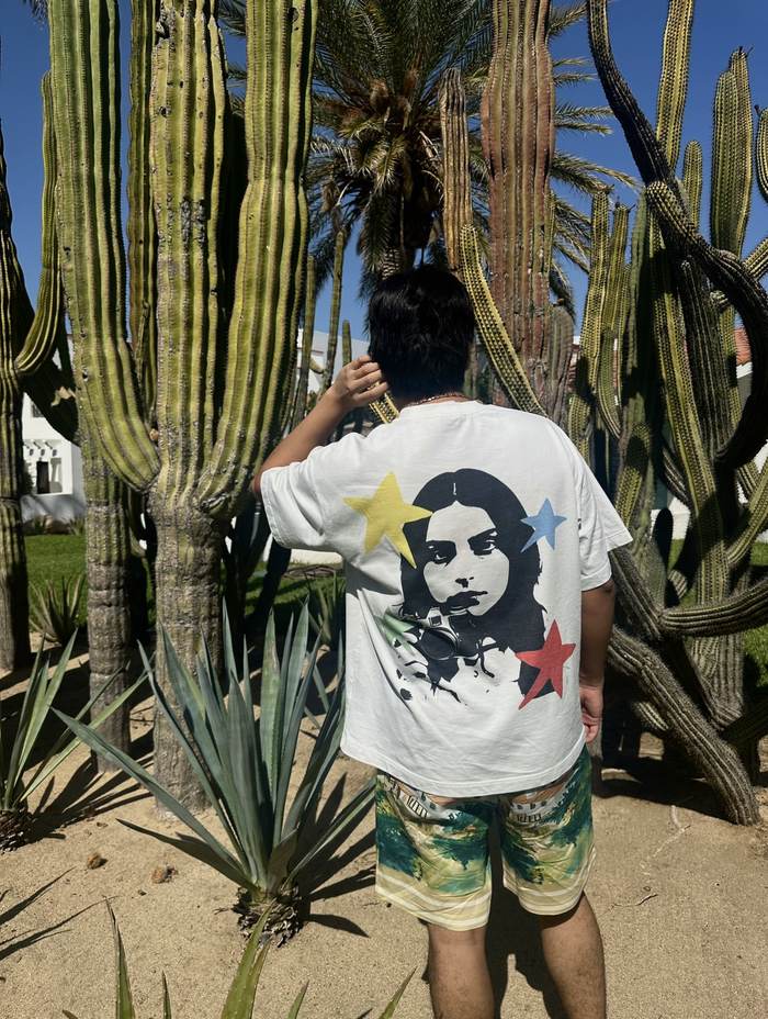 Outfit Starghost en un jardín de cactus en Cabo San Lucas